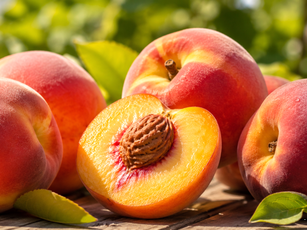 Come scegliere pesche dolci e succose al mercato: il trucco per non comprarle dure o farinose
