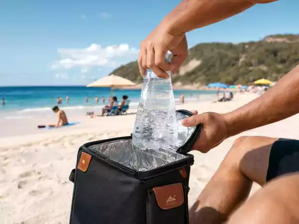 Come portare le bevande in spiaggia senza che perdano la loro freschezza