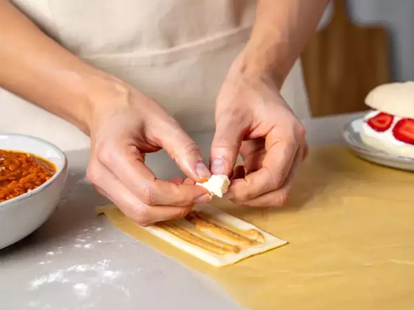 Menu vegetariano, 13 luglio: un viaggio tra sushi di pasta fillo, zuppa di lenticchie e dolce giapponese