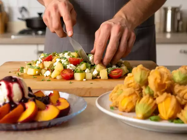 Menu vegetariano, 14 luglio: fiori di zucca fritti e insalata di patate con pesca melba