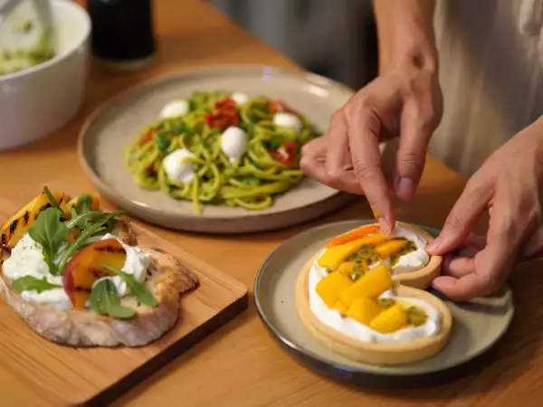 Menu vegetariano, 15 luglio: bruschette gourmet, pasta fredda estiva e una torta a forma di numero