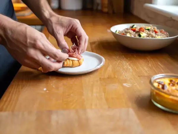 Menu del giorno, 8 luglio: mini croissants prosciutto e formaggio, un'insalata di farro cremosa e un clafoutis di albicocche.