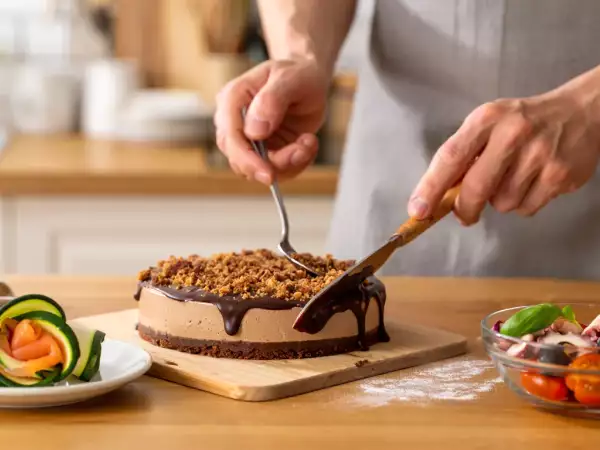 Menu del giorno, 11 luglio: involtini di zucchine e salmone affumicato, insalata di polpo e brownie cheesecake