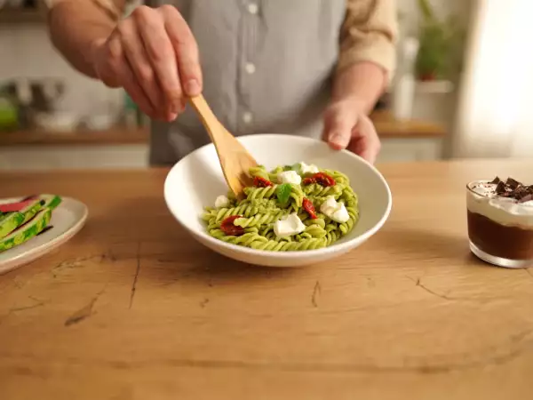 Menu del giorno, 14 luglio: freschezza e gusto con carpaccio di anguria, pasta fredda e dolce al cioccolato