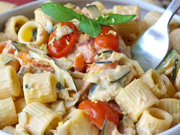 Questa pasta con le zucchine sarà la ricetta che ripeterai tutta l'estate: cremosa, leggera e pronta in pochi minuti!