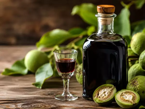 Ricetta nocino: il liquore della nonna che si prepara d’estate ed è perfetto nei giorni freddi