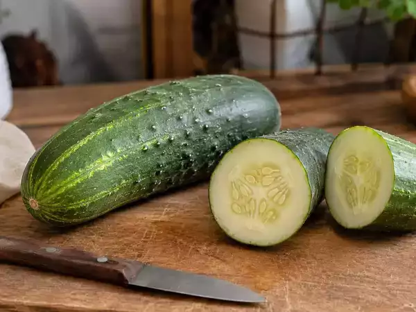 Odore, consistenza e buccia: come capire se un cetriolo non è più fresco prima di comprarlo