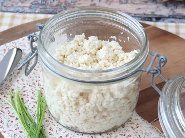 Come preparare fiocchi di latte fatti in casa con 2 ingredienti: ricetta cremosa e a basso costo