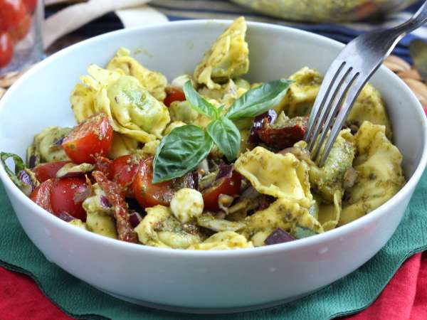Insalata fredda di tortellini: i puristi storceranno il naso, ma sparisce prima dell’insalata di riso