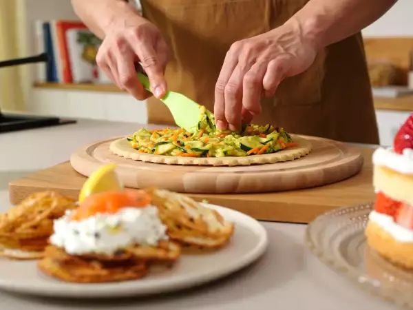 Menu del giorno, 20 luglio: antipasto croccante al salmone, quiche a roselline di verdure e ichigo sando alle fragole