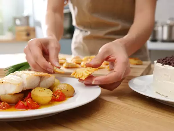 Menù del giorno, 21 luglio: fagottini di pasta fillo, merluzzo in padella e torta al mascarpone