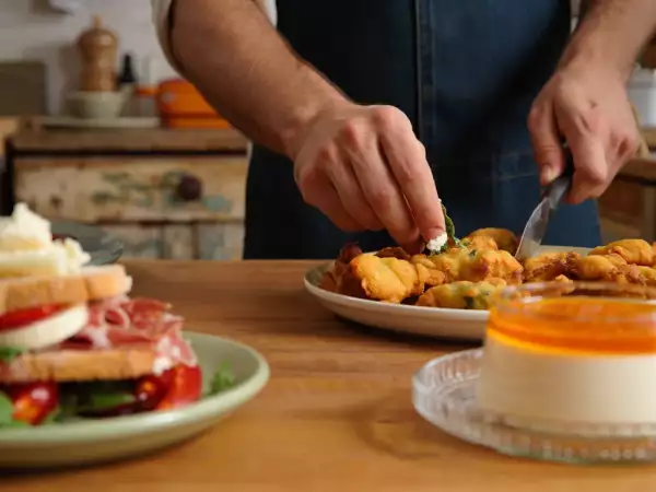 Menu del giorno, 19 luglio: frittelle croccanti, sandwich all'italiana e panna cotta alla vaniglia