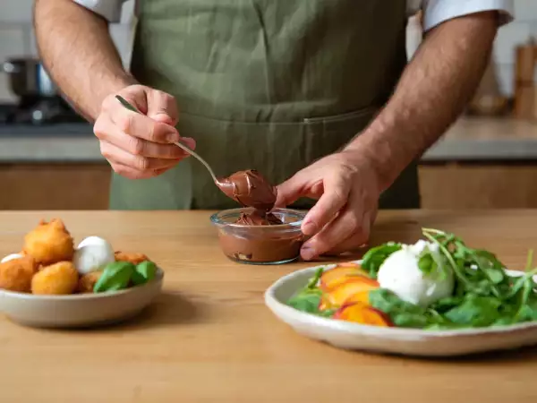 Menu vegetariano, 19 luglio: freschezza e golosità con mozzarella, pesche e cioccolato