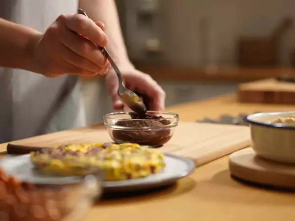 Menu vegetariano, 22 luglio: un viaggio tra sapori con baba ganoush, frittata di fiori di zucca e tiramisù brownie