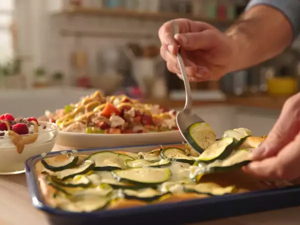 Menu del giorno, 26 luglio: torta salata alle zucchine, frango à brás e skyr bowl