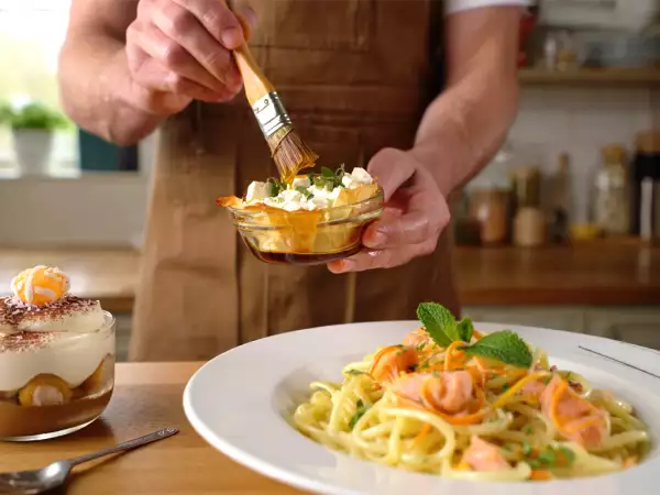 Menu del giorno, 27 luglio: feta saganaki al forno, paccheri cremosi e tiramisù Raffaello