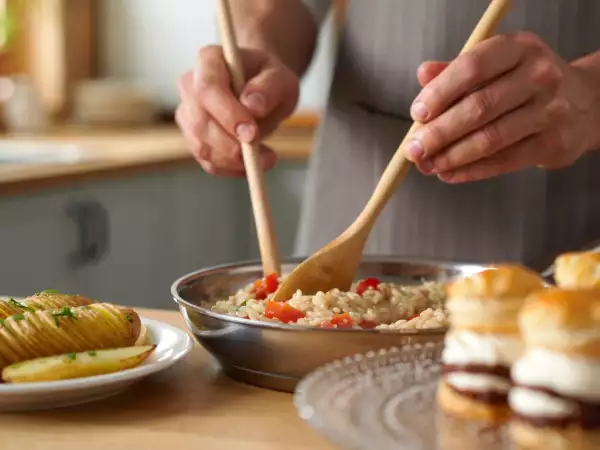 Menu vegetariano, 25 luglio: patate hasselback, risotto della nonna e tiramisù di sfoglia