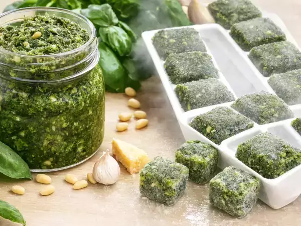 Pesto fatto in estate e congelato per l’inverno: quanto dura davvero e il metodo giusto per non rovinarlo