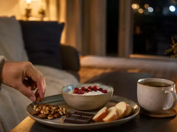 Cosa mangiare la sera quando viene fame dopo cena: idee leggere per dormire bene senza appesantirsi