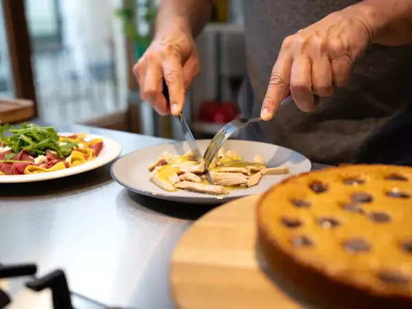 Menu del giorno, 28 luglio: tortelloni di bresaola, straccetti di tacchino e torta cookie