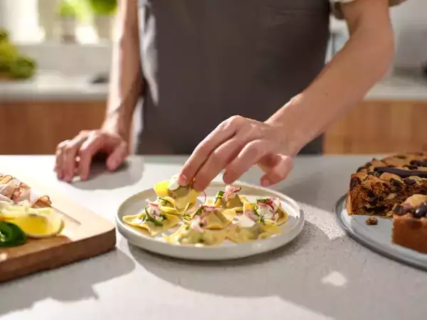 Menu del giorno, 28 luglio: tortelloni di bresaola, straccetti di tacchino e torta cookie