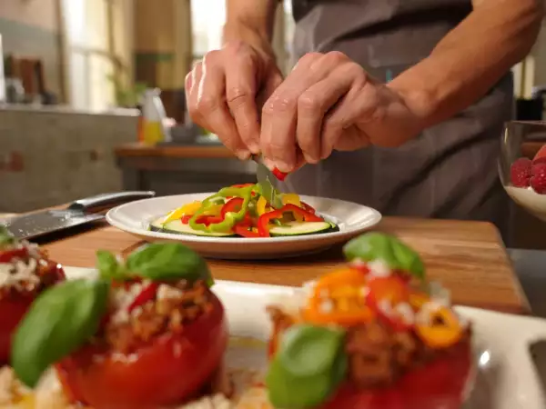 Menu del giorno, 29 luglio: zucchine marinate, pomodori ripieni e macedonia estiva