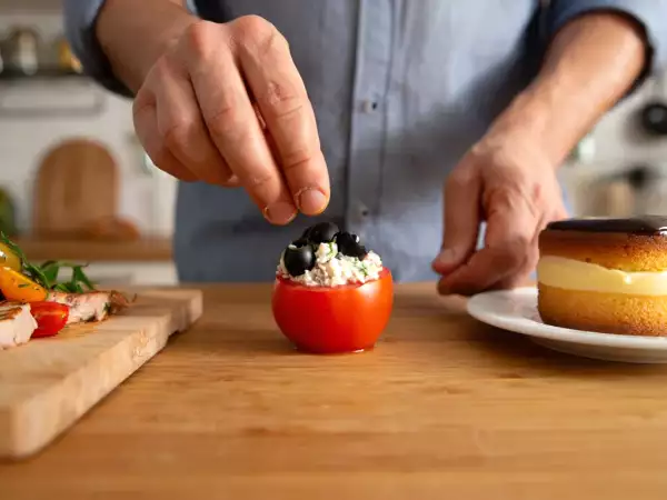 Menu del giorno, 30 luglio: pomodori ripieni, tonno alla spagnola e torta tropézienne