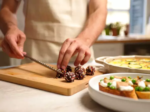 Menu del giorno, 31 luglio: bruschetta con pesce spada, frittata al forno e dolcetti brasiliani