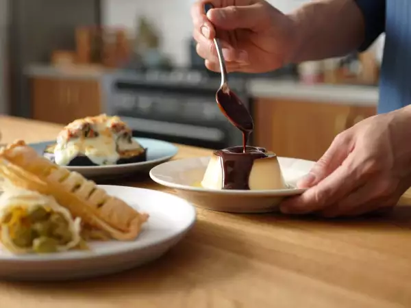 Menu vegetariano, 29 luglio: rustici di pasta sfoglia, melanzane ripiene e flan marmorizzato