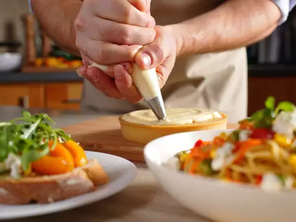 Menu vegetariano, 30 luglio: sapori estivi con bruschette, pasta fredda e crostata di frutti di bosco