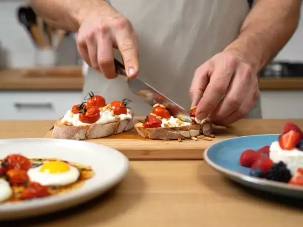 Menu vegetariano, 31 luglio: un viaggio di sapori tra tuorli marinati, bruschette e dolce ricotta