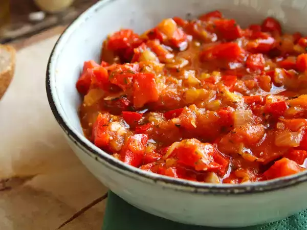 Prepara d'estate la salsa di pomodori e peperoni, congelala: in inverno salverà la pasta e non solo