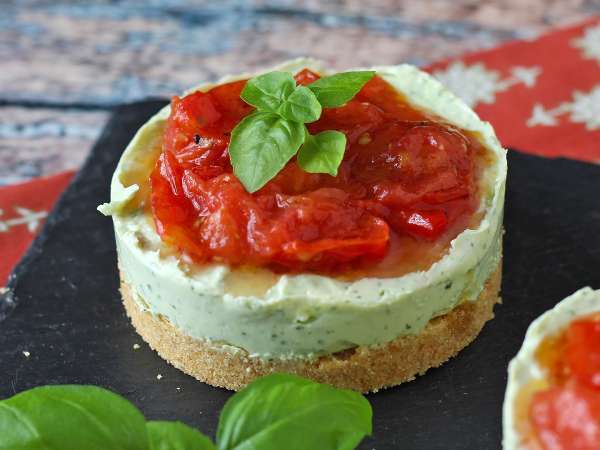 Piccole cheesecake salate monoporzione: fresche, cremose e facili da servire per ogni occasione