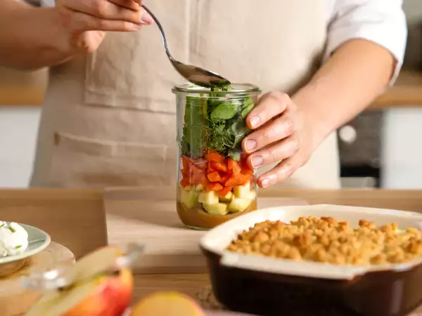 Menu vegetariano, 2 agosto: palline di ricotta, insalata in barattolo e crumble di mele