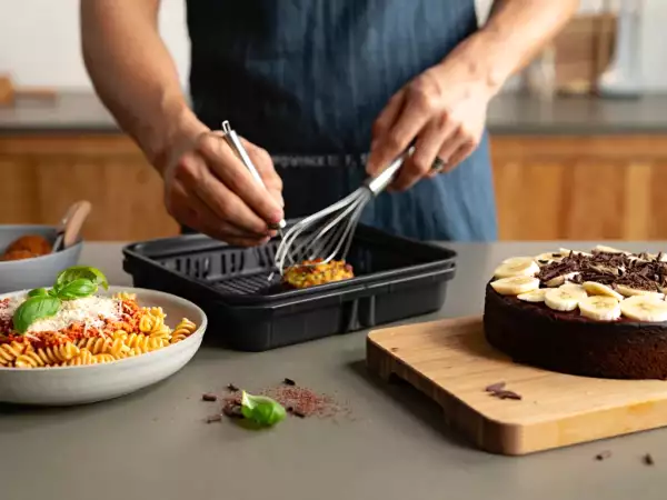 Menu vegetariano, 3 agosto: muffin alle zucchine, fusilli al pesto di peperoni e torta banane e cioccolato
