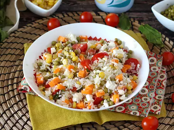 Per quanto tempo l'insalata di riso resta buona in frigorifero? Errori da evitare per non sprecarla