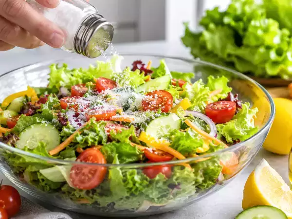 Hai messo troppo sale nell’insalata? Un trucco che la riporta al sapore giusto senza usare acqua