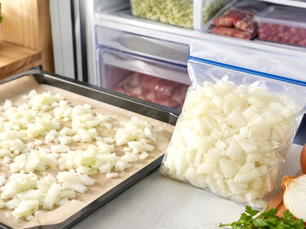 Come conservare cipolle già tagliate nel freezer: il semplice passaggio che evita odori e ghiaccio