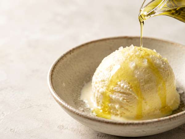 Il trucco di Dua Lipa che in 1 minuto trasforma il gelato alla vaniglia in qualcosa di irresistibile