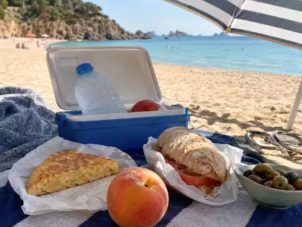 Perché in spiaggia viene tanta fame? Cosa c’è dietro questa sensazione ben nota
