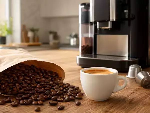 Il caffè in chicchi torna nelle cucine italiane: cosa sta cambiando davvero