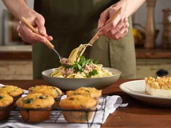 Menu del giorno, 7 agosto: muffin salati di spinaci, pasta con tonno fresco e torta crumble alla ricotta