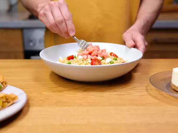 Menu del giorno, 10 agosto: Samosa al curry, insalata di couscous perlato e cheesecake giapponese