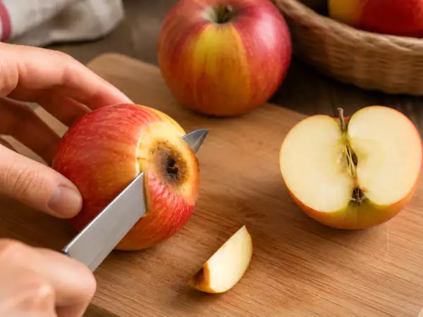 Muffa su frutta e verdura: come capire quando è sicuro recuperarle e quando buttarle subito