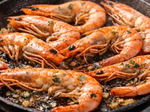 Perché cuocere i gamberi con il guscio trasforma sapore e consistenza più di quanto pensi davvero