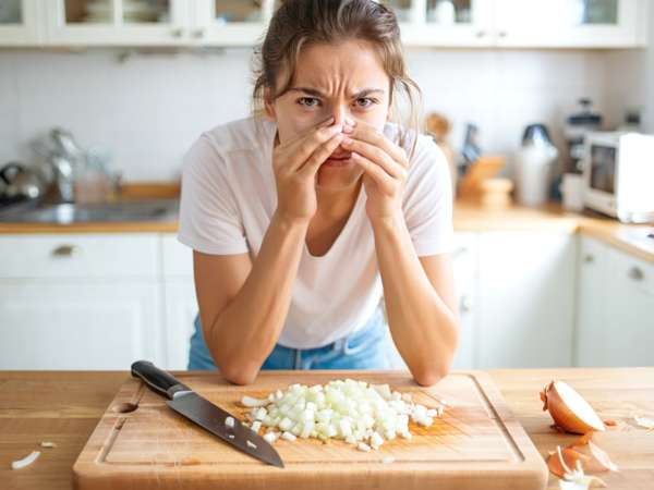 Odore di cipolla sulle mani, il gesto semplice che lo elimina in pochi secondi