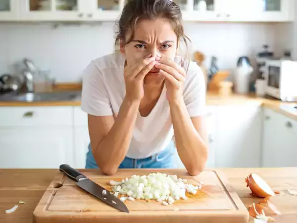 Odore di cipolla sulle mani, il gesto semplice che lo elimina in pochi secondi