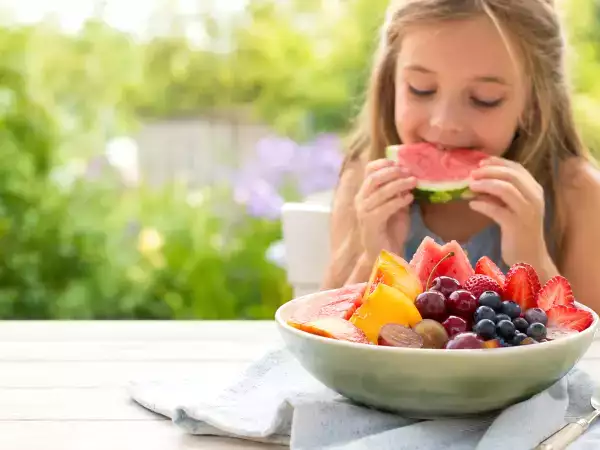 La frutta estiva che aiuta i bambini a ritrovare calma e freschezza