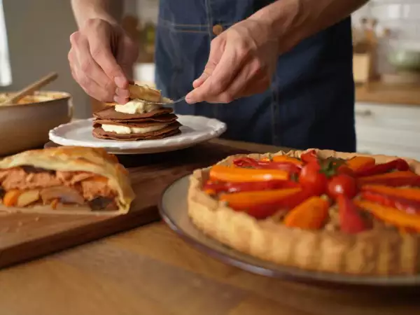 Menu del giorno, 11 agosto: strudel di salmone, torta salata e torta di crepes al cacao