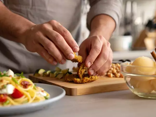 Menu vegetariano, 14 agosto: un viaggio di sapori con falafel, carbonara e sorbetto